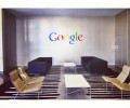 Sedeži in mizi v google sobi